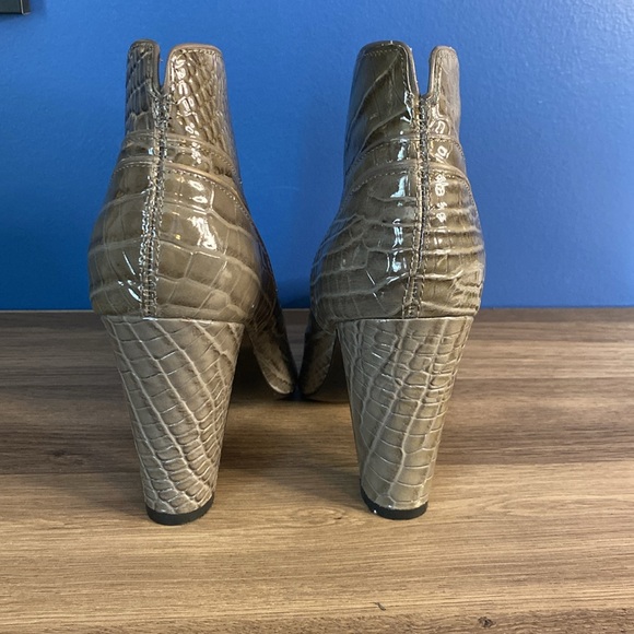 Pour la Victorie Crocodile Print Ankle Boots - Picture 4 of 8